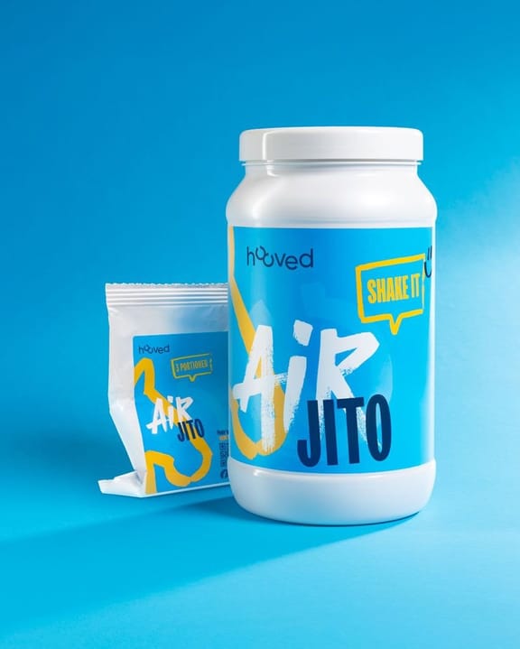 Weiße Dose und Packung mit blauer und gelber Verpackung, beides mit "Air Jito" und "Shake It" Beschriftung, gegen den blauen Hintergrund.