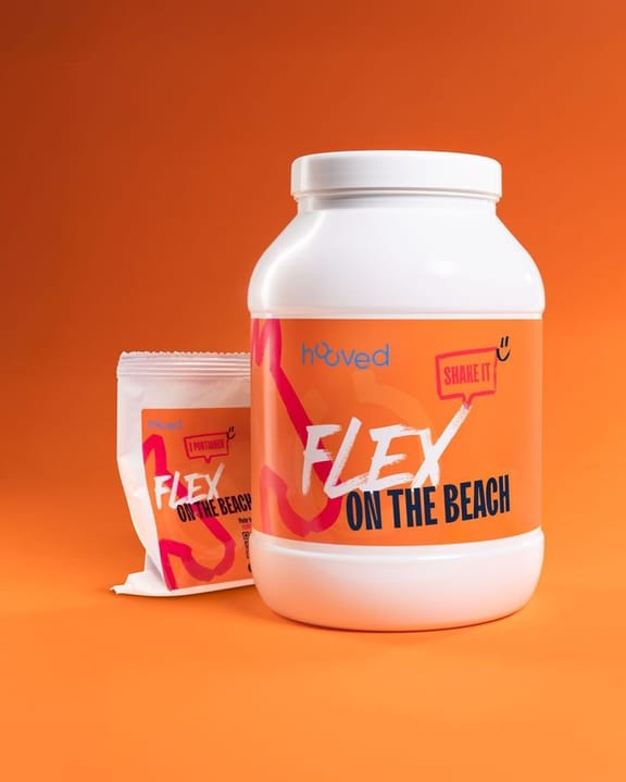 Weiße Dose und Beutel mit orangefarbenem Etikett, das "FLEX ON THE BEACH" und "SHAKE IT" zeigt, auf orangefarbenem Hintergrund.