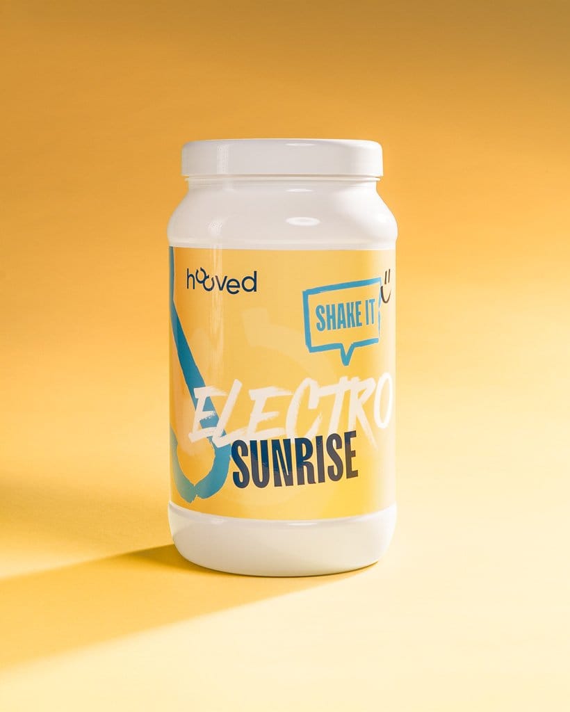 Weiße Protein-Dose mit gelber Etikette, blaue und weiße Schrift, Logo eines Pferdes, Produktname "Electro Sunrise" und Slogan "Shake It".